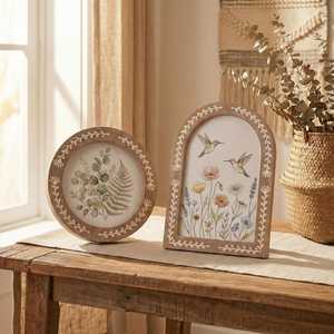 Ensemble de cadres photo en bois, design floral rond et cintré, décoration de table rustique pour la maison ou le bureau - Product Image 1