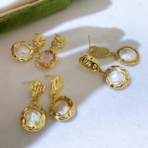 Pendientes Colgantes Estilo Metal Caliente de Otoño, Perlas Naturales de Agua Dulce y Cuentas de Botón, Joyería de Moda Barroca - Product Image 2
