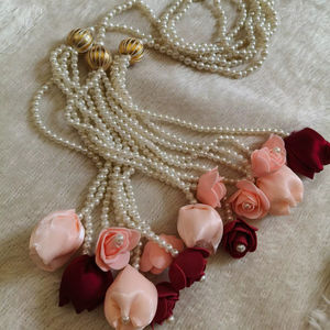 Cadena de Perlas Choti de 30 Pulgadas de Moda con Tulipán de Satén |   Accesorios para el Cabello de Novia |   Borlas Florales para el Cabello para la Celebración Jaggo & Mehendi - Product Image 1