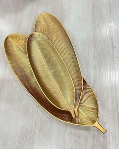 Plat de service élégant en aluminium en forme de feuille pour la décoration de la salle à manger, améliorant la présentation des repas avec une forme de feuille métallique - Product Image 1