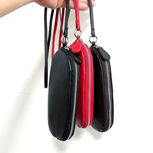 Étui à lunettes Ando Bag en cuir d'agneau véritable avec fermeture éclair, pochette souple pour lunettes avec sangle de cou - Product Image 5