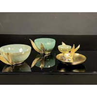 Traditionele Chinese metalen groene schaal met verguld vogel- en bloemenhandvat, handgemaakte decoratieve schaal voor decoratie en presentatie