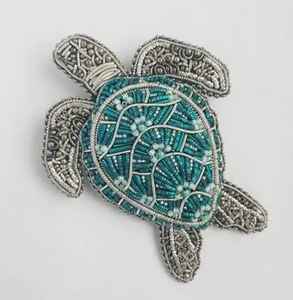 Élégant ensemble de broches en forme de verre à cocktail, brodé à la main de perles de rocaille et de cristaux, épingle de revers pour femme, pour tenues de soirée, un trésor - Product Image 3