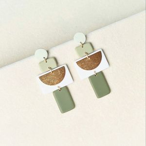 Boucles d'oreilles en résine faites à la main de luxe, matériau de qualité supérieure, accessoires de mode élégants pour les fêtes, style cristal, légères et confortables - Product Image 6