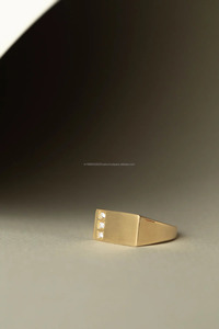 Bague de mariage pour homme en argent sterling 925 avec 3 pierres rondes et diamants simulés Bague chevalière en argent étoilé avec finition brosse Cadeau pour lui - Product Image 2