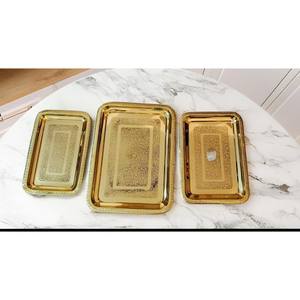 Superficie metálica brillante de una bandeja de servir de latón en tono cálido que realza la estética de la mesa, increíbles detalles nuevos para la comedor. - Product Image 4