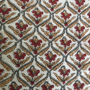 ผ้าฝ้ายพิมพ์ลายด้วยมือ – ลายดอกไม้แบบจาลี สีแดงและมัสตาร์ดบนพื้นผ้าสีธรรมชาติ - Product Image 2