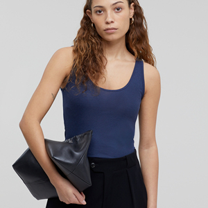 Las camisetas sin mangas premium para mujer son fabricadas por una marca privada con envíos a todo el mundo para el mercado mayorista internacional. - Product Image 2