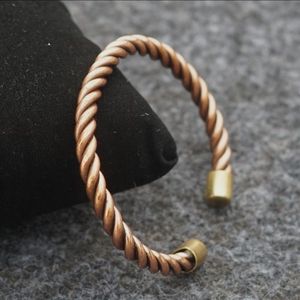 Bracelet manchette ouverte en laiton fait main, fabriqué en Inde, léger et ajustable, idéal pour les voyages, les fêtes et les cadeaux – En vente - Product Image 2