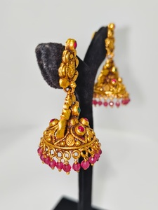 Pendientes Clásicos Antiguos de Oro Sólido de 22k, Hechos a Mano con Motivo de Lakshmi, Esmeraldas Verdes y Perlas Naturales para Boda - Product Image 2