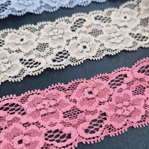Tissu en dentelle florale rose 3,5 cm avec bordure festonnée picotée extensible et légère pour la décoration de lingerie et de vêtements - Product Image 1