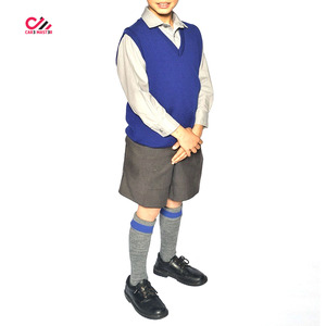 CARR MASTER ชุดนักเรียนชายโรงเรียนประถมศึกษา เสื้อกั๊กถักสีน้ำเงิน กางเกงขาสั้นสีเทา พร้อมถุงเท้าและรองเท้าแบบชุด - Product Image 1