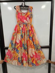 ชุดเดรส Anarkali สำหรับผู้หญิง ลายพิมพ์ดิจิทัลสวยงาม ผ้าชีฟอง ความยาวปกติ ตัดเย็บอย่างประณีต ทันสมัย เหมาะสำหรับงานปาร์ตี้ สวมใส่ง่าย - Product Image 2