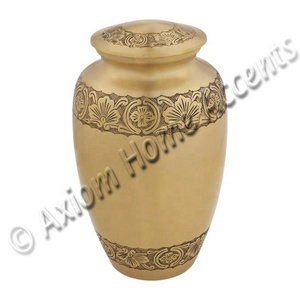 Urna de latón hecha a mano con diseño exquisito y superficie pulida para un tributo digno por Axiom Home Accents - Product Image 3