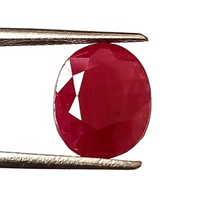 Pierre précieuse naturelle en rubis africain de 4,85 carats, taille ovale, facettée, non montée - Product Image 1