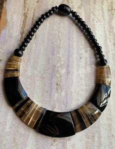 Collier en résine tendance moderne à vendre chez Crafts Galore, collier unique fait main et artisanal pour filles - Product Image 6