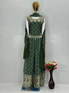 Ensemble prêt-à-porter composé d'un haut en faux georgette avec imprimé numérique design et broderies, d'un pantalon palazzo et d'un dupatta. - Product Image 5