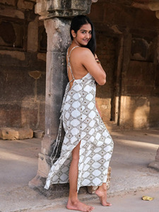 Elegante Vestido Maxi de Algodón con Estampado Artesanal, Motivo Geométrico Tradicional, Vestido de Verano con Tirantes, Vestido sin Mangas que Favorece la Figura - Product Image 4
