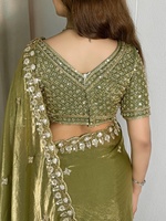 Sari en satin de soie Fendi vert olive de luxe, traditionnel, avec broderies de sequins et perles, séchage rapide, protection solaire, élégant