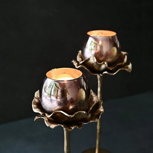 Paire de bougeoirs en verre floral sur support, en métal doré antique, style rustique campagnard, centre de table pour décoration de mariage - Product Image 5