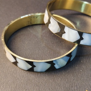 Brazalete Moderno Monocromático con Incrustaciones de Madreperla y Resina Negra – Brazalete con Patrón Chevron y Forro de Latón – Joyería Premium de Concha - Product Image 4