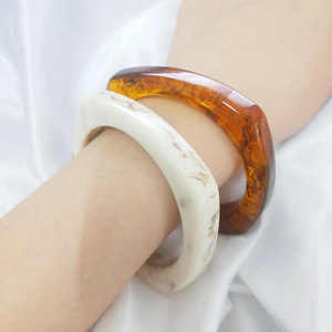Brazalete de resina de diseñador elegante para declaración de moda exclusiva de Tradebyd - Product Image 1