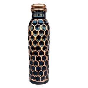 Bouteille d'eau en cuivre pur avec finition noire décorative, pour la conservation des jus et des boissons, ustensile de cuisine aux bienfaits pour la santé - Product Image 1
