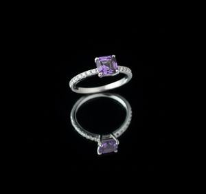 แหวนเงินแท้ 925 ประดับอเมทิสต์ทรงเหลี่ยมมรกต ดีไซน์ปีกแบบคริสเตียน สำหรับงานหมั้นและงานแต่งงาน สไตล์มินิมอล พร้อมใบรับรองจากผู้เชี่ยวชาญ - Product Image 2