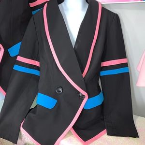 เสื้อเบลเซอร์สีดำสำหรับผู้หญิง แต่งขอบสีชมพูและสีฟ้า กระดุมสองเม็ด ทรงเข้ารูป แขนยาว สง่างาม เหมาะสำหรับสุภาพสตรี ใส่ทำงานในสำนักงานหรือโอกาสทางการ - Product Image 1
