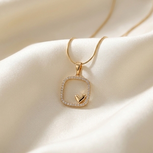 Collier pendentif de luxe en or massif 18 carats, style coussin, avec halo carré ouvert et diamants de laboratoire taillés, cœur intérieur poli - Product Image 3