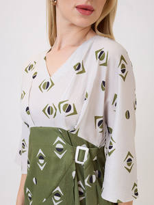 Robe évasée à imprimé géométrique vert, col en V, manches trois-quarts évasées, longueur midi, taille naturelle, en tissu mousseline écologique - Product Image 4