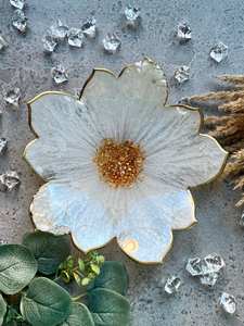 Plateau à bijoux en résine irisée en forme de fleur avec feuille dorée et bord festonné - Product Image 3