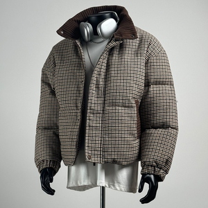 Chaqueta Bomber Corta Marrón Sólida Personalizada para Hombre, Cuello Alto, Botones Cubiertos, Relleno de Poliéster Reciclado, Estilo Urbano de Primavera, Logotipo Frontal - Product Image 3