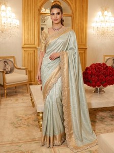 Sari en organza vert menthe avec bordure festonnée brodée de perles et ensemble de chemisier en tissu doré - Product Image 3