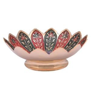 Élégante coupelle en laiton sur piétement, ornée de panneaux émaillés multicolores vibrants et de bords ondulés, disponible à prix de gros. - Product Image 3