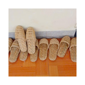Pantoufles en jacinthe d'eau, directement de l'usine, taille personnalisée, emballage et design sur mesure pour les commandes en gros - Product Image 1