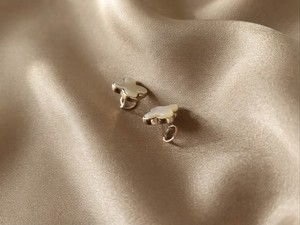 Boucles d'oreilles clous trèfle en or 14 carats Sarvottam avec nacre, bijoux raffinés pour femmes et jeunes filles, à porter au quotidien - Product Image 4