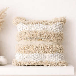 Housse de coussin bohème en coton et similicuir avec rayures noires et détails en pompons, coussin décoratif tissé, style bohème premium - Product Image 4