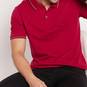 Polo pour homme rouge haut de gamme avec logo personnalisé, manches courtes, tissu en mélange de coton premium, coupe moderne, tenue décontractée et professionnelle - Product Image 6