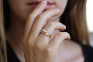 Anillo de compromiso de oro macizo de 14 quilates con diamante de corte esmeralda para mujer, estilo clásico, piedra cultivada en laboratorio con certificación IGI - Product Image 2