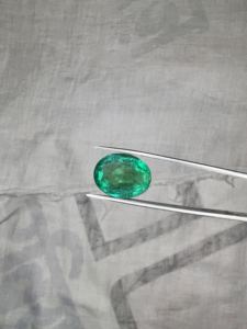Pierre d'émeraude verte naturelle taille ovale haute clarté Jai Narayan Gems avec jeu de couleurs/effet de feu pour bagues, pendentifs et bijoux de luxe - Product Image 1