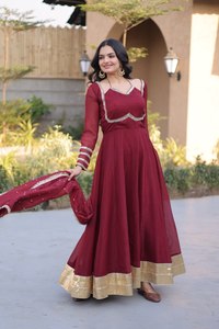 Colección de Vestidos de Compromiso con Bordado de Hilo Zari y Lentejuelas, Maravillosos y a la Moda, con Detalles Plateados - Product Image 5