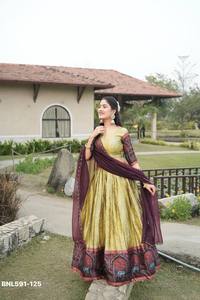 Proveedor de conjuntos de lehenga choli y dupatta de seda tradicional india con bordes tejidos con zari y kalamkari para festivales, procedente de la India. - Product Image 3