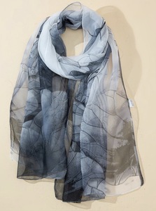Châles carrés en polyester en gros, impression de logo personnalisé, motif feuille et pois, durables, légers, faits à la main, pour femmes, hommes et adultes - Product Image 3