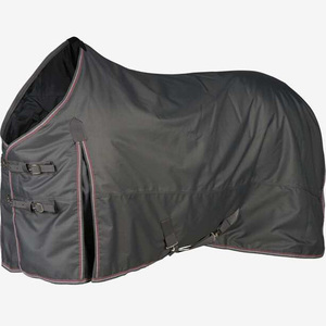 Manta para caballo de color liso con forro polar Ripstop, relleno de lana Oxford, herrajes de acero inoxidable, doble cierre en el pecho y cola alta y amplia. - Product Image 4