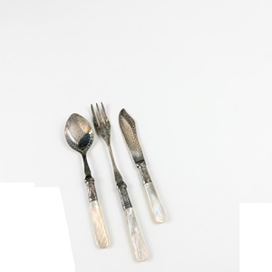 Juego de cuchillos y tenedores de plata antigua con mangos tallados a mano en nácar, estilo Sheffield victoriano, para uso en hoteles. - Product Image 5