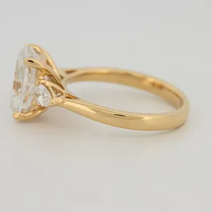 Anillo de Compromiso y Boda de Oro de 18K con Diamante Sintético Cultivado en Laboratorio de 2.50 Quilates, Corte Cojín, Claridad VS1, Color F, Certificado IGI - Product Image 4