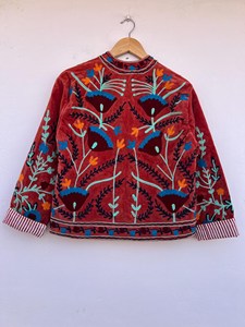 Veste bomber en velours bohème brodée de fleurs Suzani |   Veste ethnique matelassée réversible, respirante, tricotée et écologique - Product Image 2
