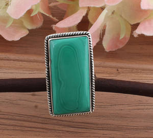 Bague signet rectangulaire en malachite verte naturelle sertie de pierres précieuses en argent sterling 925, classique pour femmes, vente en gros - Product Image 1