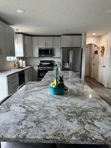 Planche de comptoir de cuisine en granit naturel Blue Dunes Granite Island, surface de travail veinée marron et blanc pour la rénovation d'îlots et d'armoires - Product Image 3